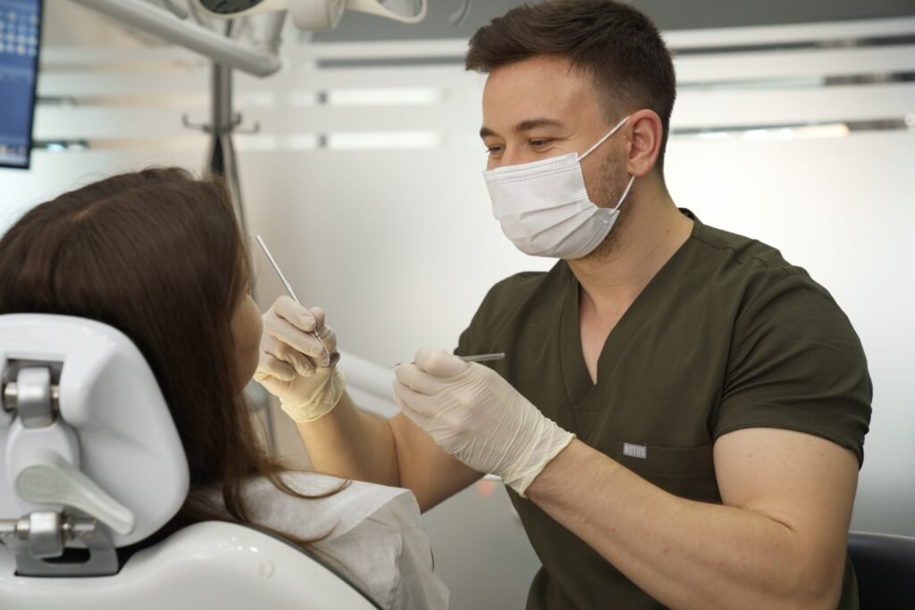 Dt. Onur Hökümdar kliniğinde diş tedavisi — Göktürk ve Kemerburgaz diş hekimi