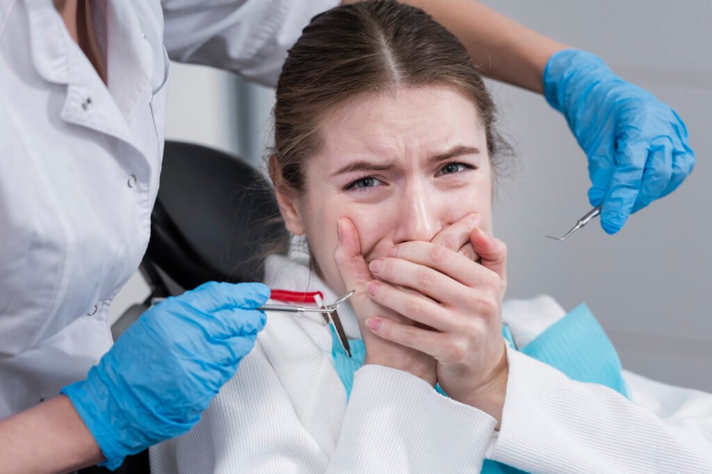 Diş hekimi korkusu (dental fobi) yaşayan genç kadın