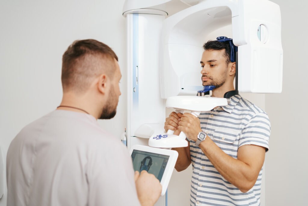 Genç erkek hastanın 3 boyutlu dental tomografi (CBCT) çekimi