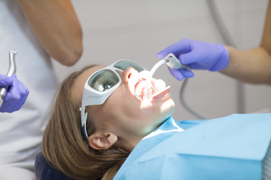 Hastada dental lazer uygulaması — lazer diş hekimliği